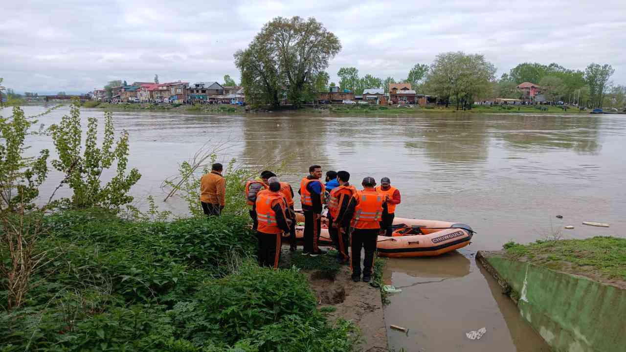 Jammu Kashmir News: जम्मू कश्मीर में बड़ा हादसा, झेलम नदी में पलटी नाव, 6 लोगों की मौत