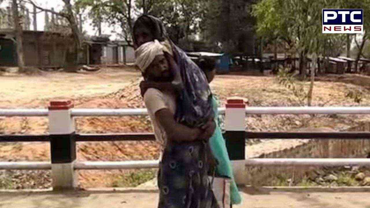 MP News: एंबुलेंस नहीं मिली, बीमार पत्नी को  को कंधे पर उठाकर अस्पताल पहुंचा पति, Video Viral