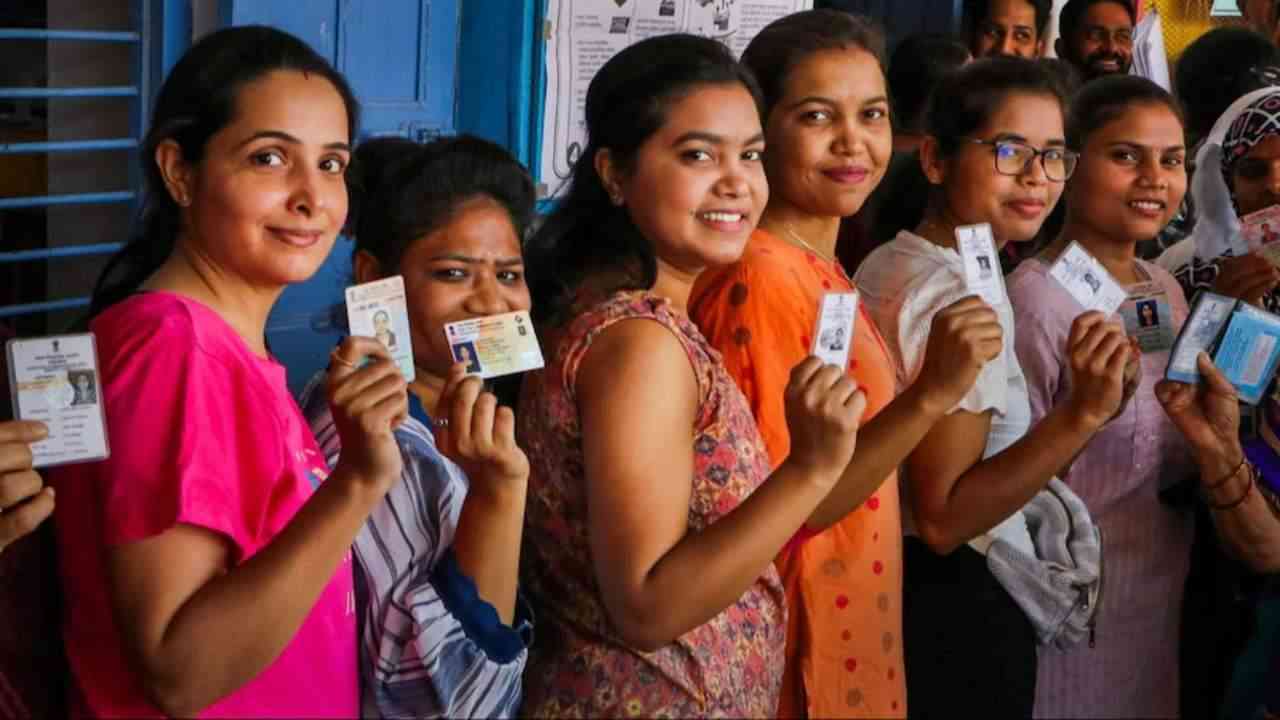 Lok Sabha Phase 2 Election: 13 राज्यों की 88 सीटों पर वोटिंग शुरू, मतदान शुरू होते ही लगने लगीं लंबी कतार