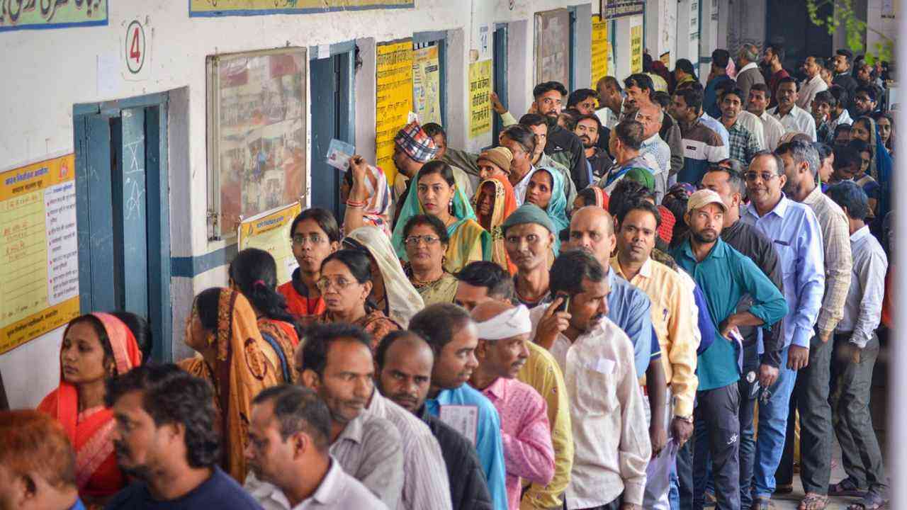Lok Sabha Polls 2024 Phase 1: मतदान केंद्र के बाहर कतार में खड़े हुए लोग, PM मोदी ने युवाओं से की खास अपील