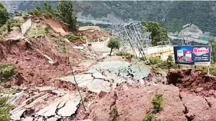 Landslide In Jammu Kashmir: जम्मू-कश्मीर के रामबन में हुआ भूस्खलन, सड़कों और घरों को पहुंचा भारी नुकसान