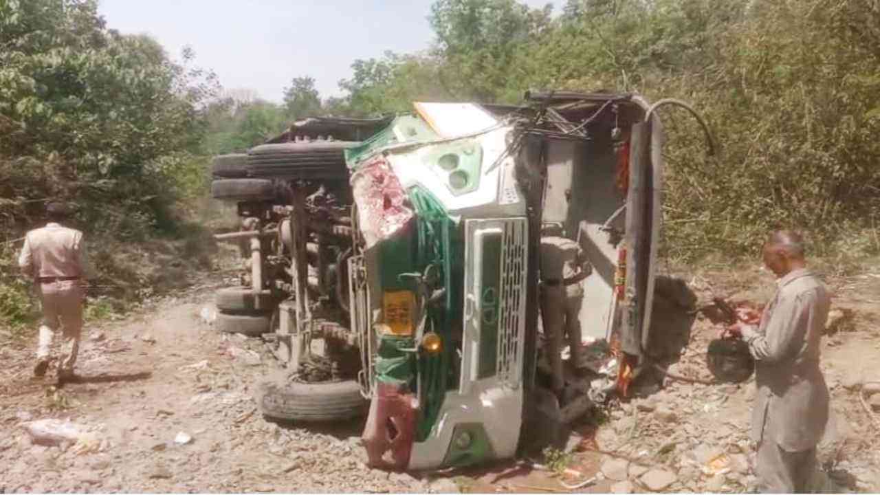 HP Accident: बिलासपुर में बड़ा हादसा, जुखाला के घ्याणा पुल से नीचे गिरी HRTC बस, दर्जन यात्री घायल