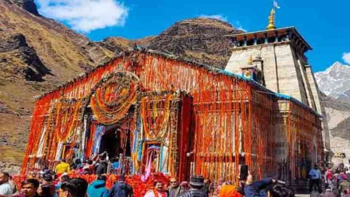 श्रद्धालुओं के लिए खुले केदारनाथ धाम के कपाट, भक्तों पर हेलिकॉप्टर से बरसाए गए फूल