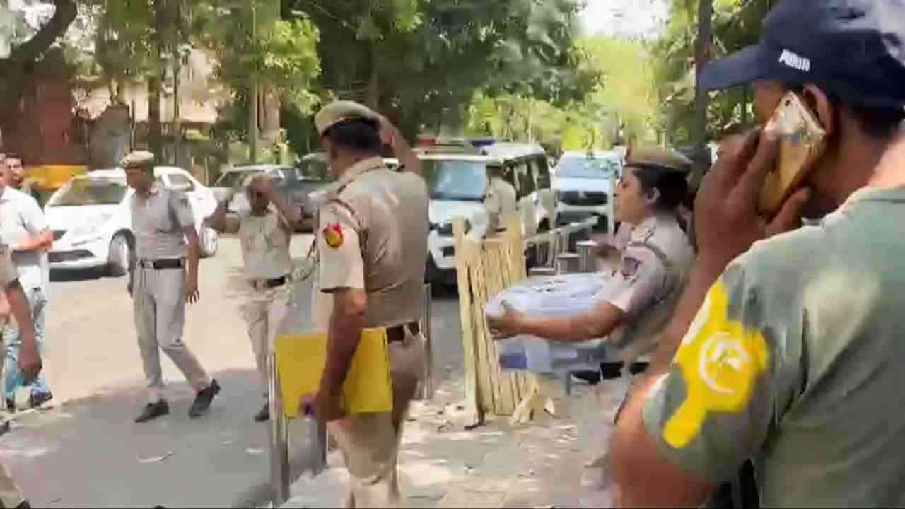 Swati Maliwal Assault Case:  दिल्ली पुलिस ने सीएम आवास से CCTV डीवीआर किए जब्त