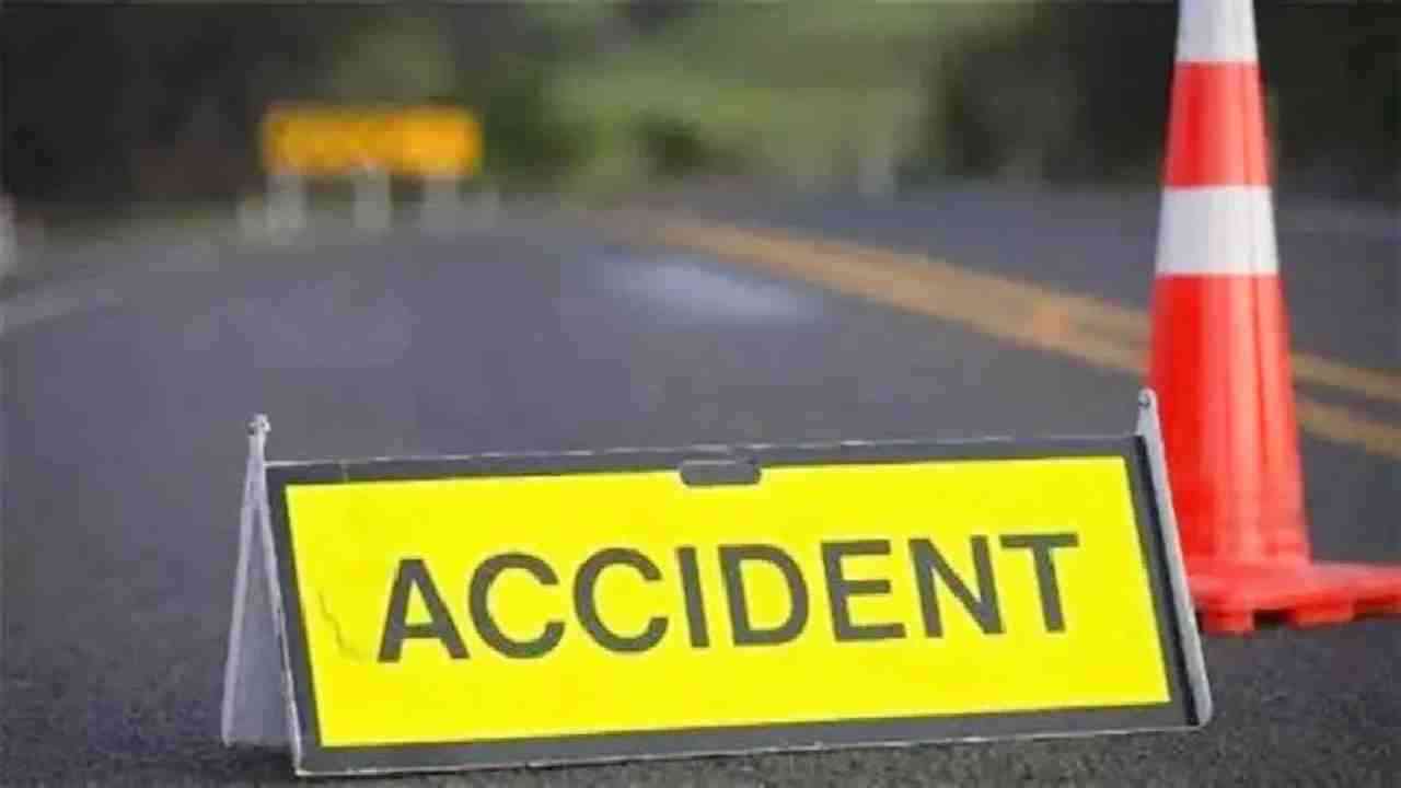 UP Accident News: शाहजहाँपुर में ढाबे पर खड़ी बस पर पलटा ट्रक,  11 लोगों की मौत, कई घायल