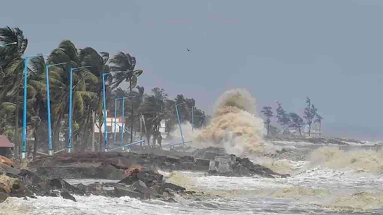 Cyclone Remal: पश्चिम बंगाल के तट से टकराया चक्रवाती तूफान 'रेमल', भारी बारिश और तेज हवाएं जारी