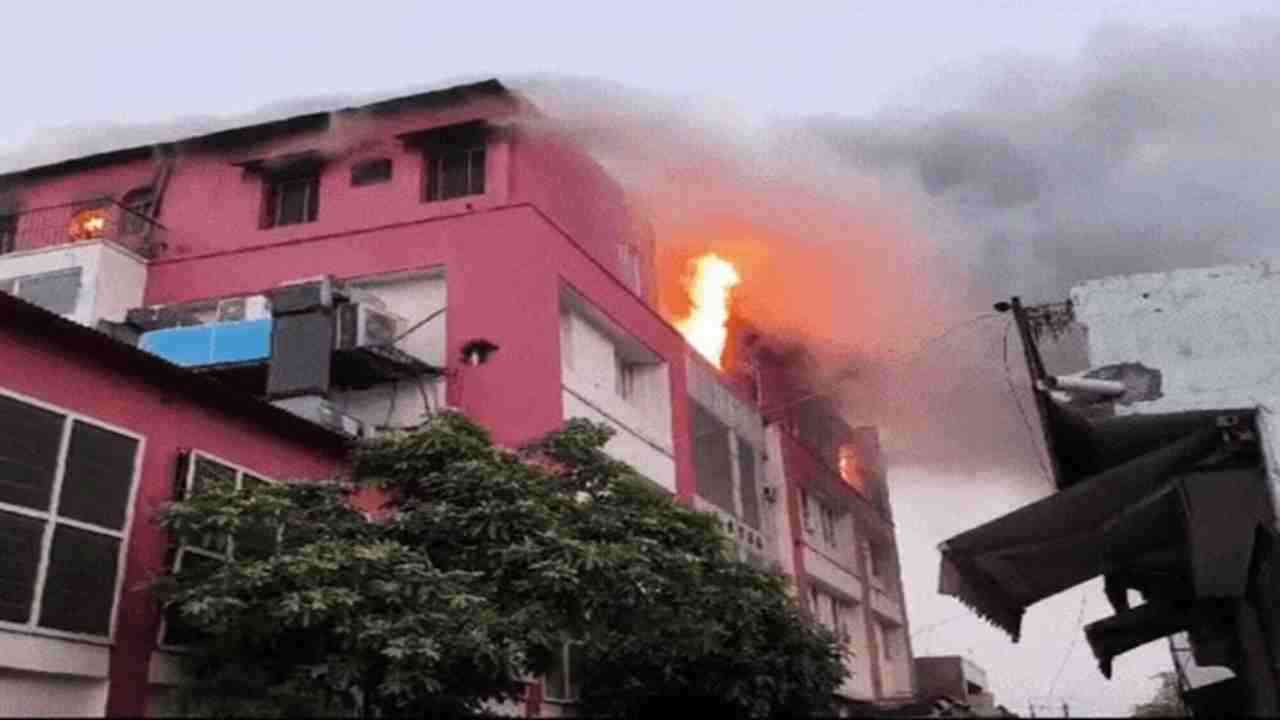 UP News: बागपत में अस्पताल में लगी भीषण आग, मची अफरा-तफरी, मरीजों को दूसरी जगह किया शिफ्ट