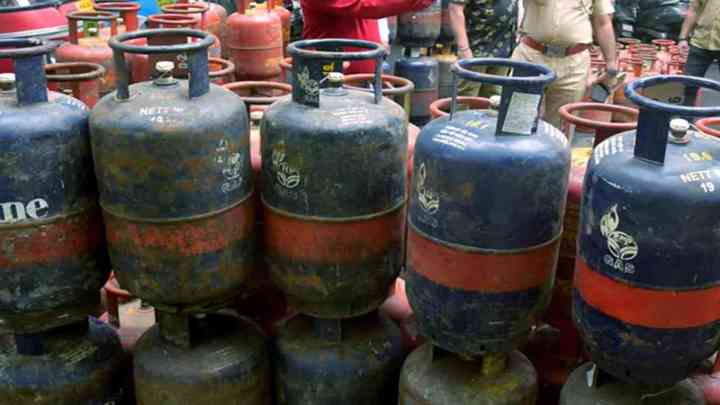 LPG New Price: वाणिज्यिक एलपीजी की कीमत में 19 रुपये प्रति सिलेंडर की कटौती, यहां देखें नए रेट