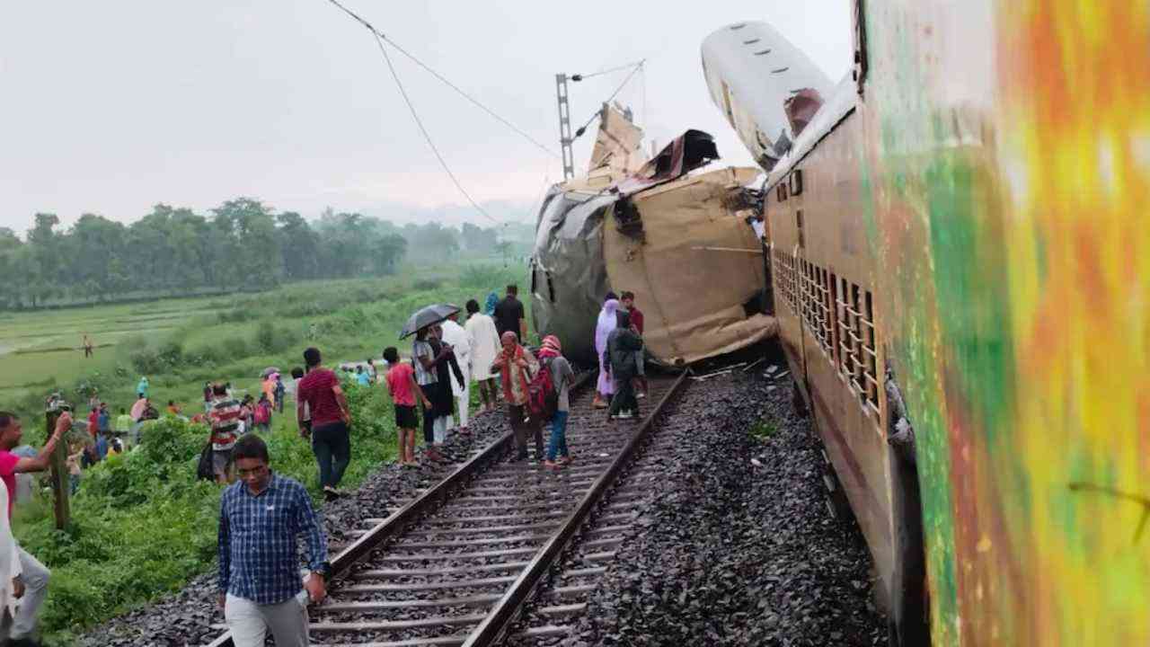 Darjeeling Train Accident: बंगाल में बड़ा रेल हादसा, पटरी से उतरे दो डिब्बे,  8 लोगों की मौत, राष्ट्रपति और पीएम मोदी ने जताया दुख