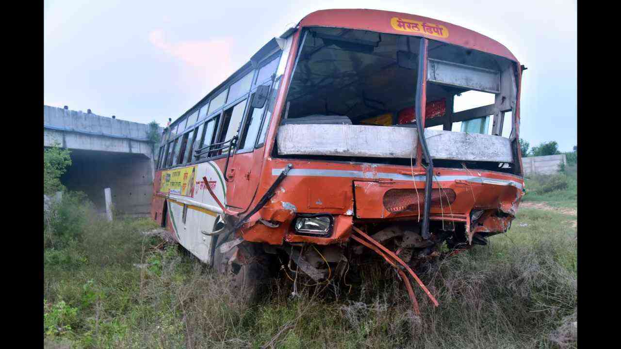 UP: फिरोजाबाद में रोडवेज बस ने ऑटो को मारी टक्कर, पांच की मौत, छह हुए घायल