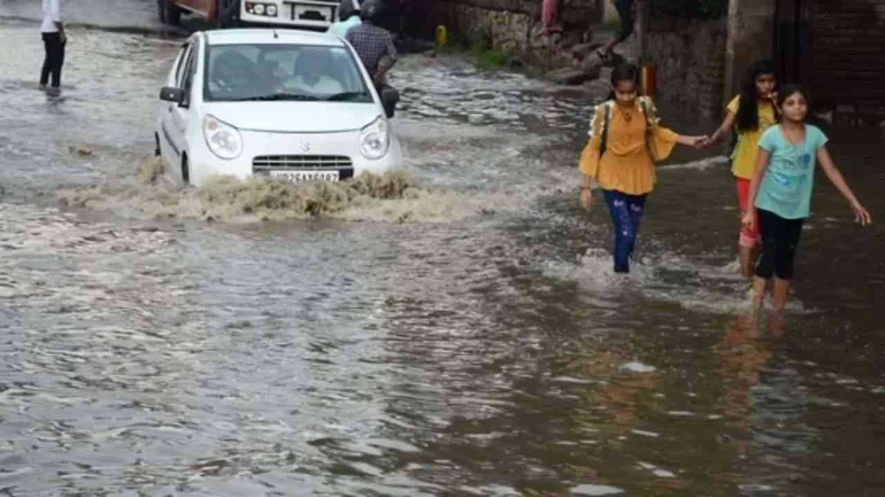 Weather News: Delhi NCR में हो रही बारिश के चलते लू से मिली राहत, कई जगहों पर जलभराव