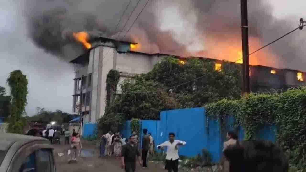 Bhiwandi Factory Fire: भिवंडी की डायपर बनाने वाली फैक्ट्री में लगी आग, कच्चा माल जलकर राख