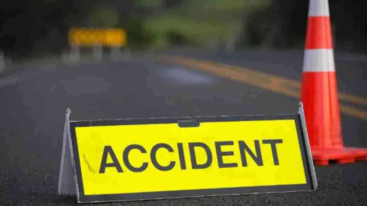 Baramulla Mini Bus Accident: बारामूला में अनियंत्रित होकर पलटी बस, 2 लोगों की मौत, कई घायल