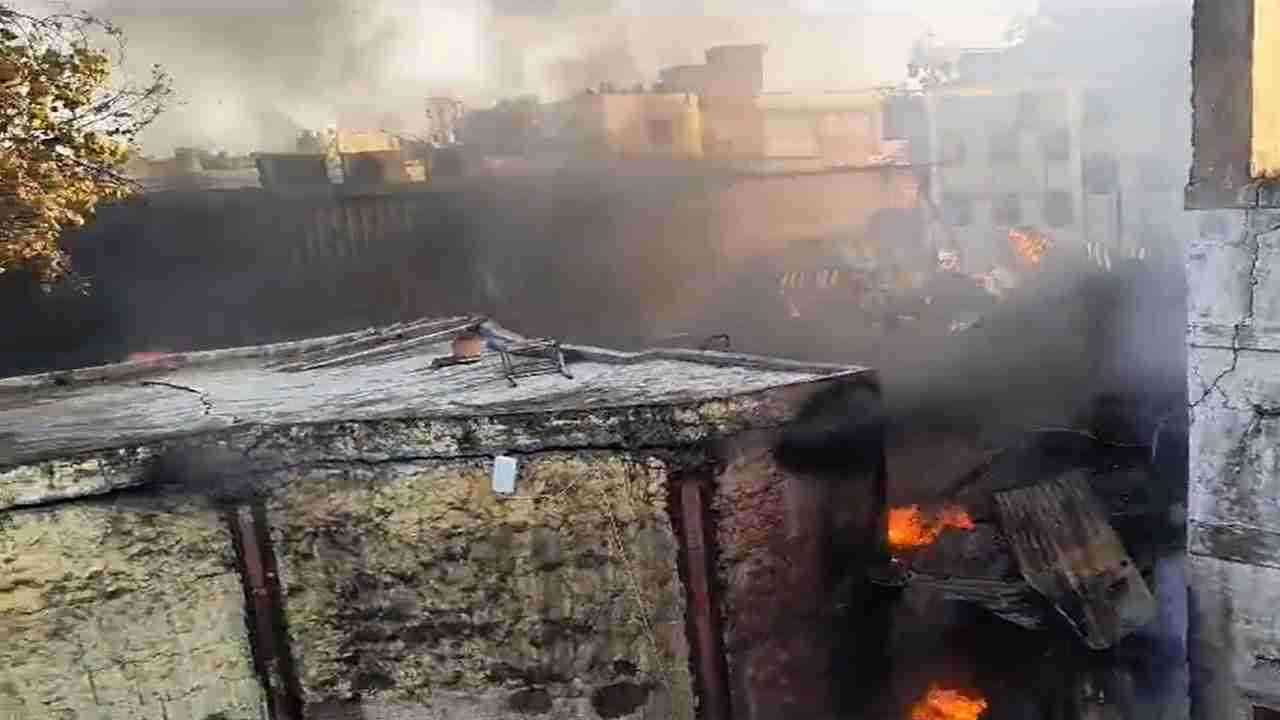 Chandni Chowk Fire: चांदनी चौक अग्निकांड में एफआईआर दर्ज, 110 से अधिक दुकानें जलकर खाक