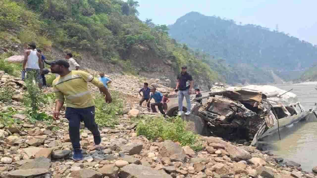 Uttarakhand Accident: बद्रीनाथ हाईवे पर बड़ा हादसा, अलकनंदा नदी में गिरा टेम्पो ट्रैवलर,अब तक 10 की मौत