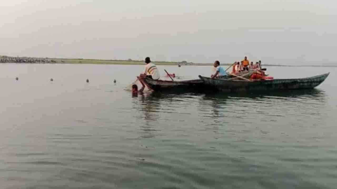 Boat Capsized In Ganga River: 17 लोगों को ले जा रही नाव गंगा में पलटी, 6 लापता लोगों की तलाश जारी