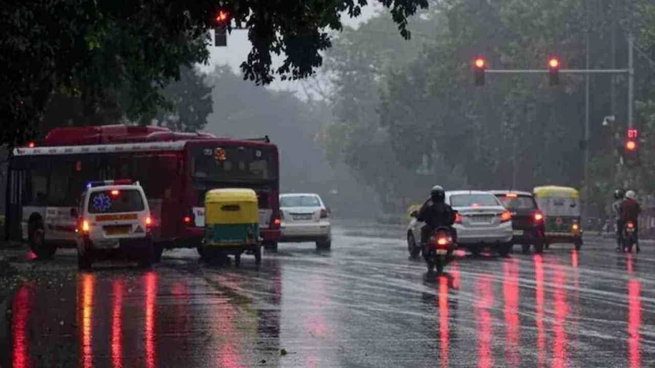 Delhi Weather Update: दिल्ली में मौसम ने ली करवट, IMD ने जताया बारिश और आंधी का अनुमान