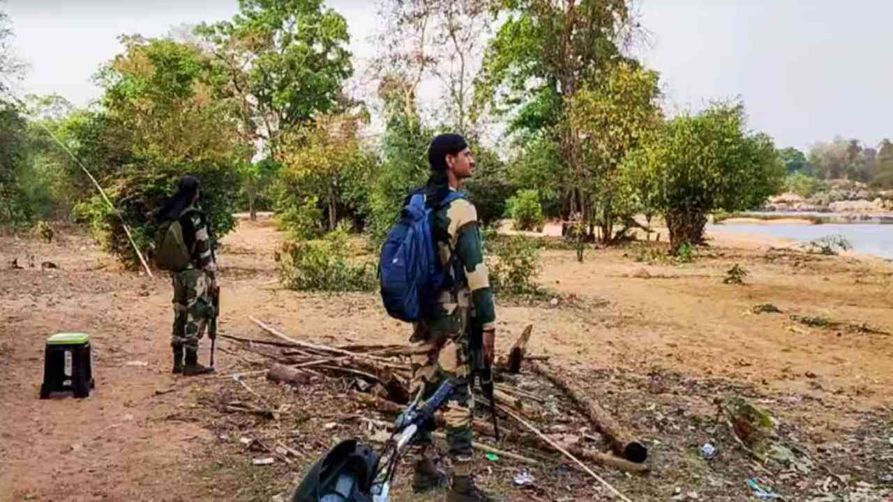 Naxalite Attack In Chhattisgarh: छत्तीसगढ़ के नारायणपुर में मुठभेड़ में 7 नक्सली ढेर, 3 जवान घायल