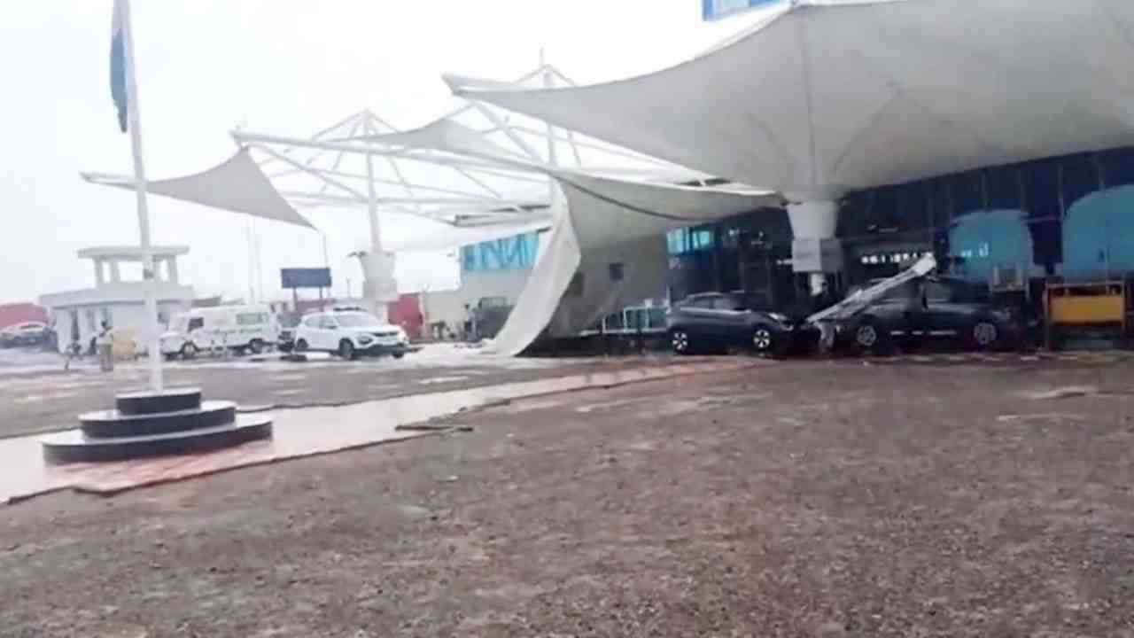 Rajkot Airport Accident: दिल्ली के बाद राजकोट एयरपोर्ट टर्मिनल पर गिरी छतरी, भारी बारिश के कारण हुआ हादसा