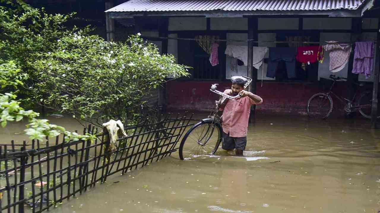 Assam flood: असम में भीषण बाढ़ का कहर जारी, अब तक 38 लोगों की मौत