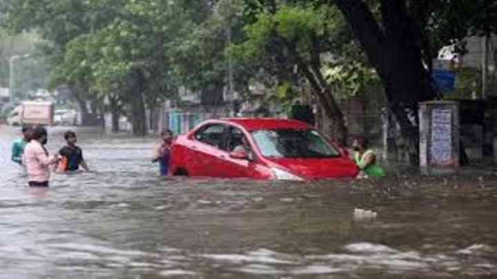 Heavy Rain In Mumbai: मुंबई में भारी बारिश, 50 उड़ानें रद्द, ट्रेन सेवाएं प्रभावित, स्कूल बंद