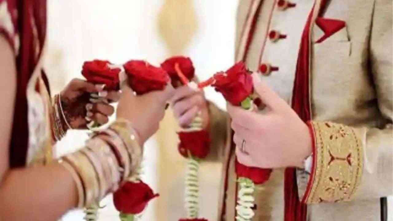Banga News:  दुल्हन को जयमाला डालते ही दूल्हे की मौ+त, शादी में आए रिश्तेदारों के उड़े होश