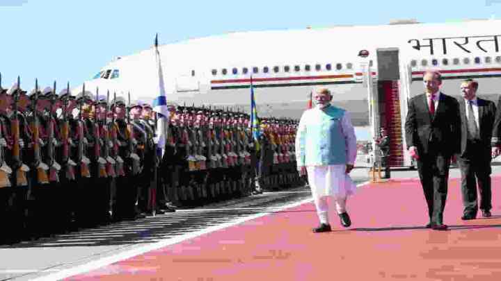 PM Modi Visit Russia: मॉस्को पहुंचे पीएम मोदी, एयरपोर्ट पर रेड कार्पेट हुआ स्वागत