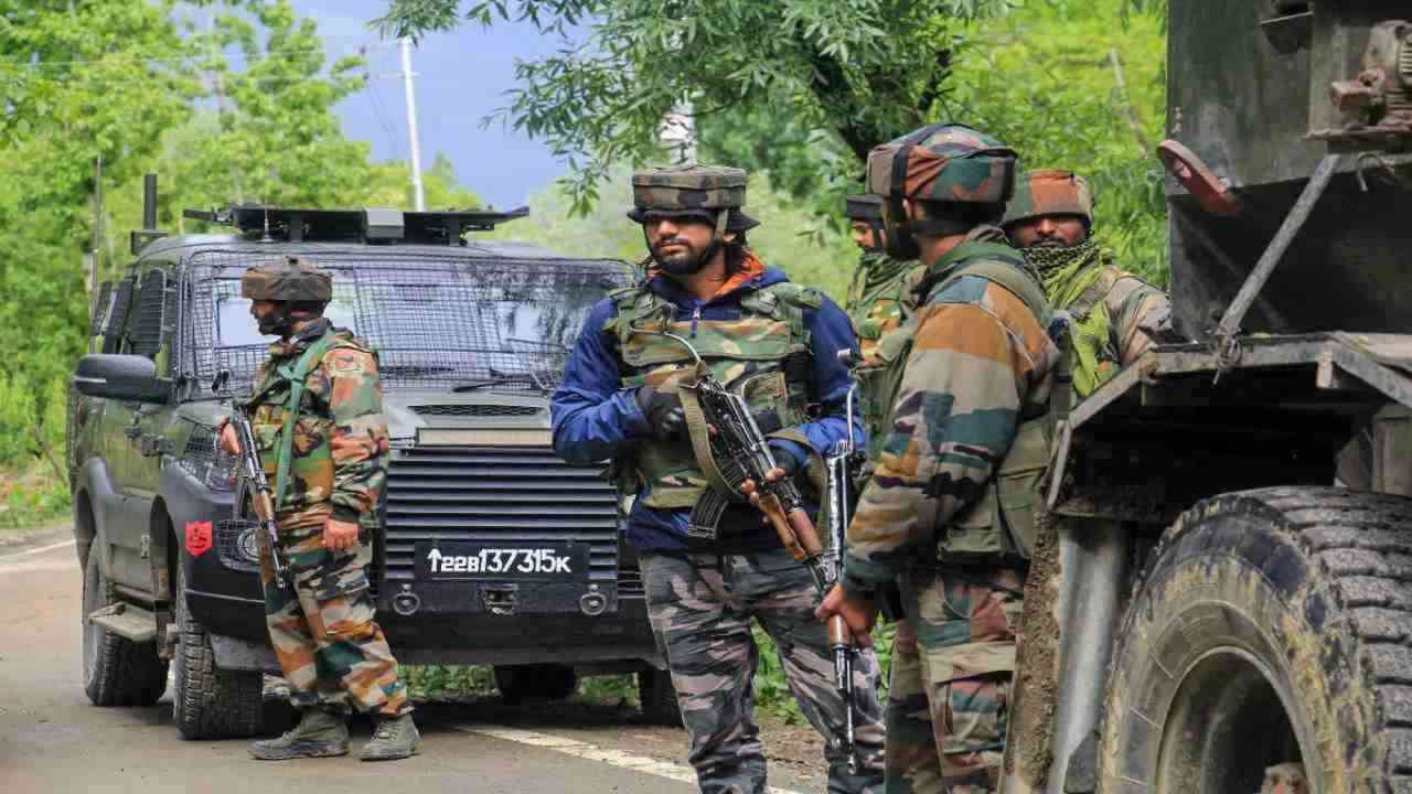 J-K Encounter: कुपवाड़ा में सुरक्षाबलों और आतंकियों के बीच मुठभेड़, एक दहशतगर्द ढेर