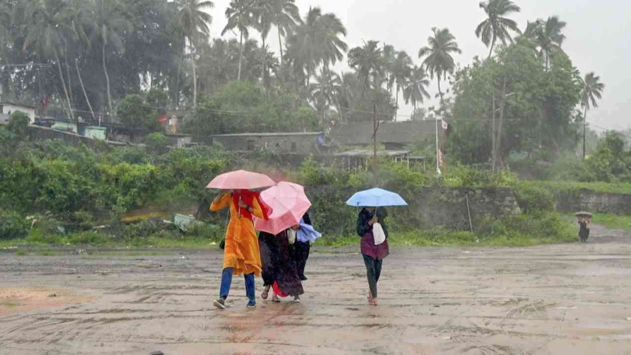 Heavy Rain In Karnataka: कर्नाटक में बारिश का रेड अलर्ट, इस जिले में हुए स्कूल-कॉलेज बंद