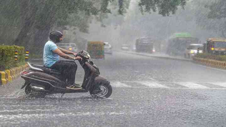 Delhi-NCR Rain: दिल्ली-एनसीआर के कई हिस्सों में भारी बारिश, उमस भरे मौसम से मिली राहत