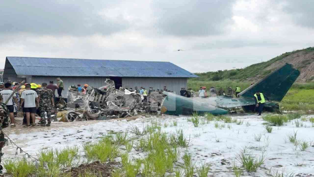 Nepal Plane Accident: काठमांडू हवाई अड्डे पर सौर्य एयरलाइंस का विमान क्रैश, 18 लोगों की मौत, पायलट सुरक्षित