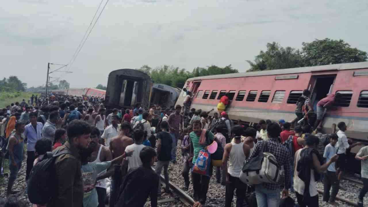 यूपी के गोंडा में रेल हादसा, चंडीगढ़-डिब्रूगढ़ एक्सप्रेस के कई डिब्बे पटरी से उतरे, 4 लोगों की मौत