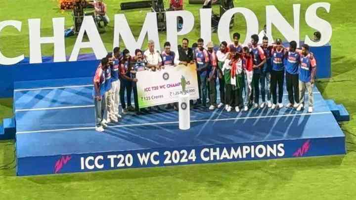 Team India Victory Parade: BCCI ने टीम इंडिया को सौंपा 125 करोड़ का चेक, विक्ट्री परेड का समापन