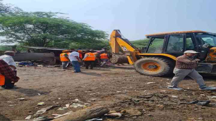 चंडीगढ़ प्रशासन का अतिक्रमण पर चला बुलडोजर, रायपुर कलां गांव में हटाए अवैध कब्जे