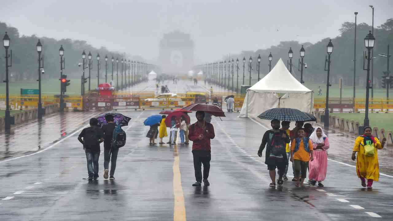 Delhi Rain: आज दिल्ली और एनसीआर के इलाकों में हुई भारी बारिश, IMD ने जारी किया येलो अलर्ट