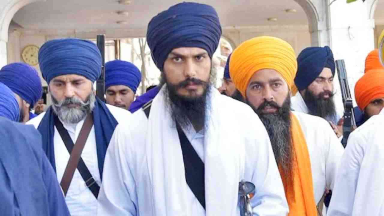Amritpal Singh: अमृतपाल सिंह ने ली सांसद पद की शपथ, कड़ी सुरक्षा के बीच लाया गया दिल्ली
