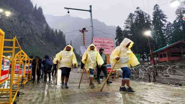 Amarnath Yatra: बालटाल और पहलगाम में भारी बारिश, अमरनाथ यात्रा अस्थायी तौर पर स्थगित