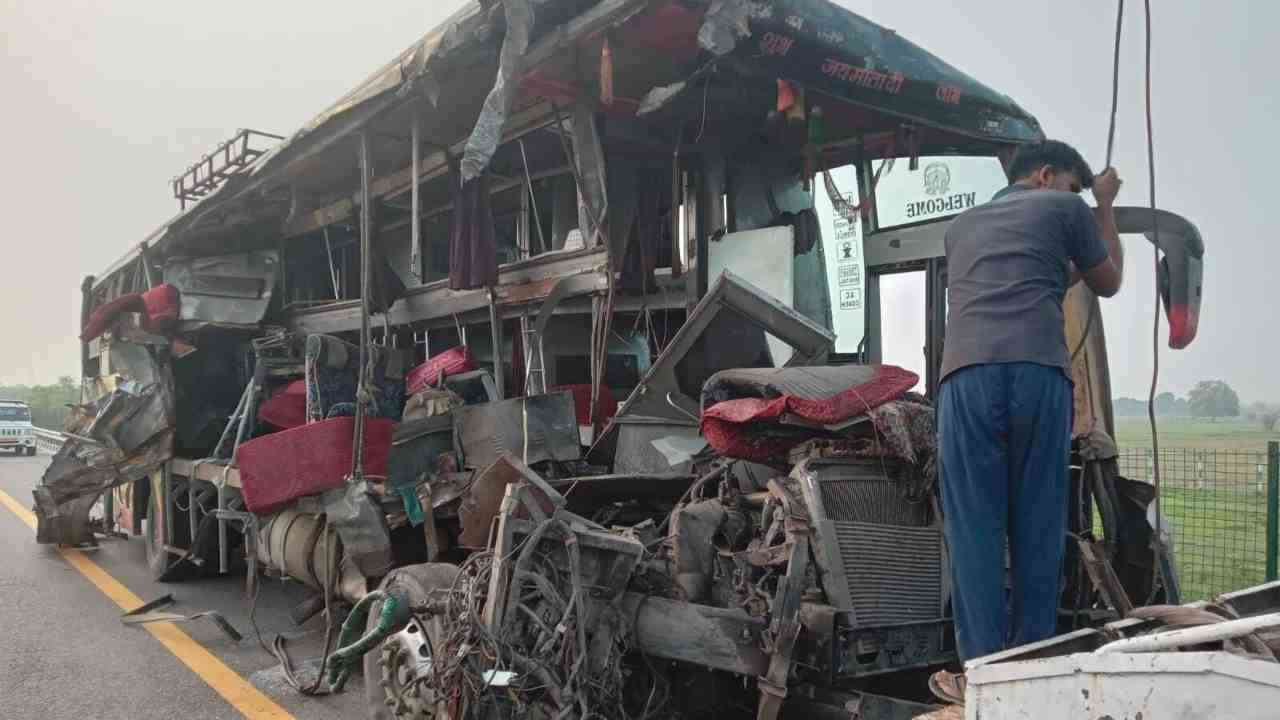 Unnao Road Accident: आगरा-लखनऊ एक्सप्रेसवे पर बस और दूध के टैंकर में टक्कर, 18 लोगों की मौत