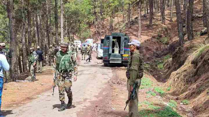 Jammu Kashmir Encounter: कुलगाम में सुरक्षाबलों और आतंकियों में मुठभेड़, एक जवान शहीद