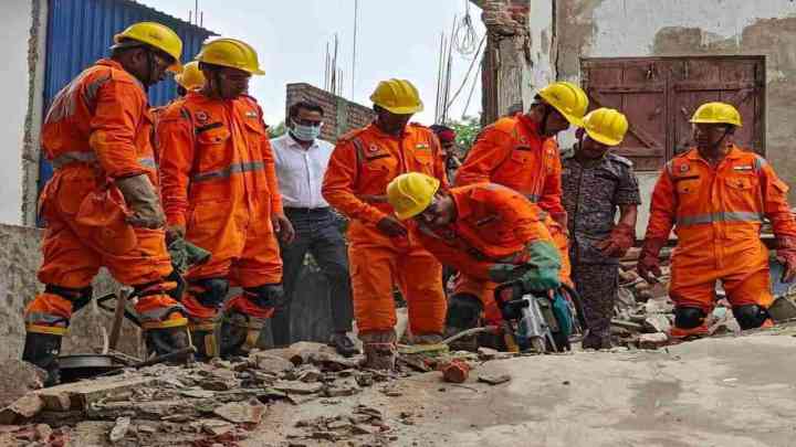 झारखंड के देवघर जिले में 2 मंजिला इमारत ढही, मलबे में कई लोगों के फंसे होने की आशंका