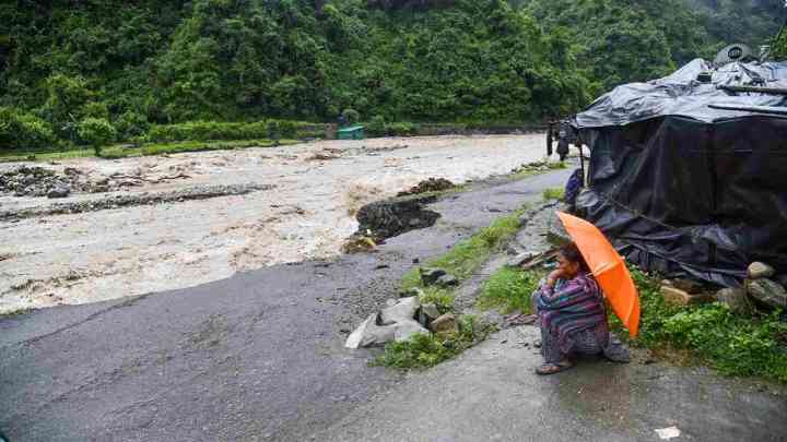 Uttarakhand Heavy Rain: उत्तराखंड के 9 जिलों में भारी बारिश का अलर्ट, चारधाम यात्रा आज के लिए स्थगित