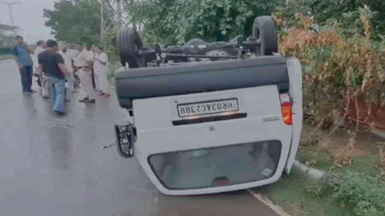 Panchkula Accident: पंचकूला में स्कूल वैन पलटी, 4 बच्चे घायल, चालक फरार