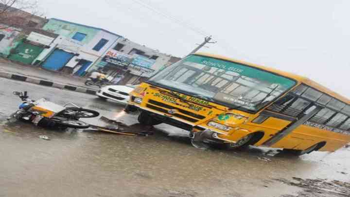 Hisar School Bus Accident: हिसार में हादसा, निजी स्कूल ने 3 वाहनों को मारी टक्कर