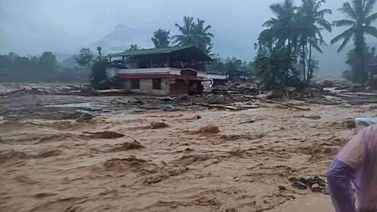 Wayanad Landslide: वायनाड में भूस्खलन ने मचाई तबाही, 93 लोगों की मौत