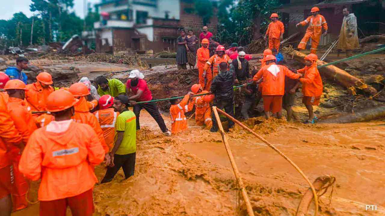 Wayanad landslides: मृतकों की संख्या बढ़कर हुई 158, अभी भी फंसे हुए हैं कई लोग, स्कूल, कॉलेज बंद