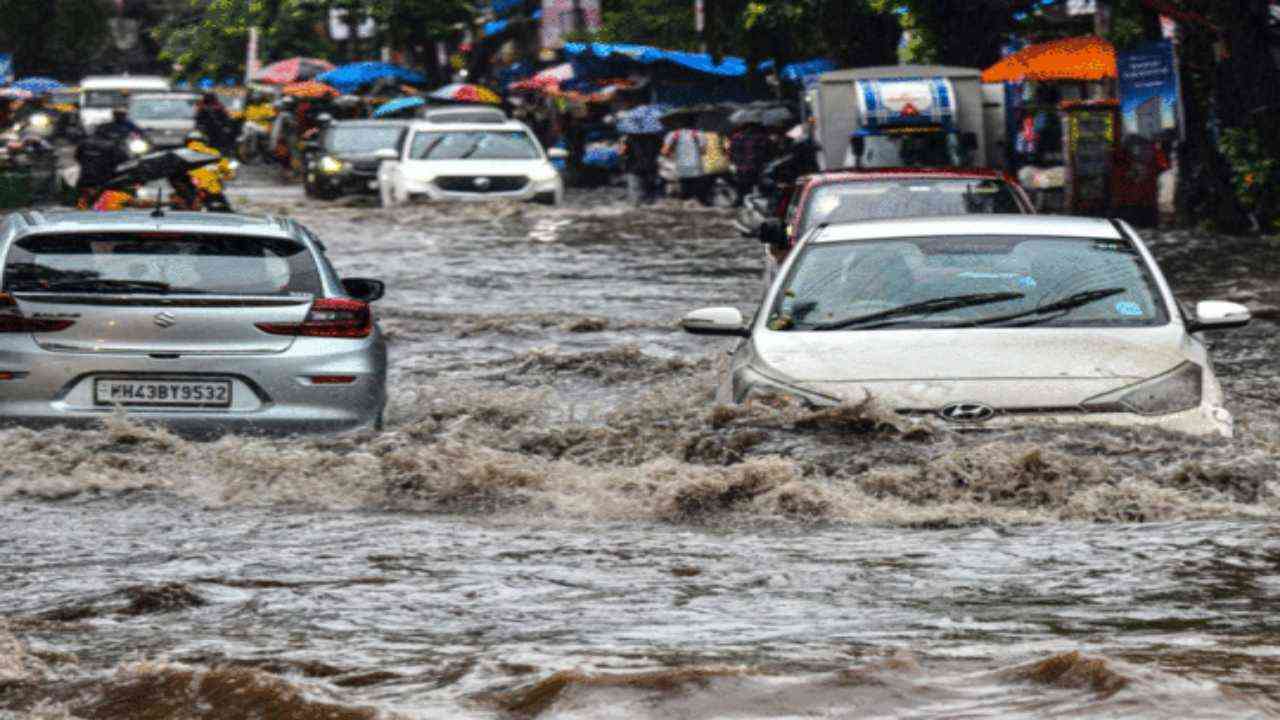 महाराष्ट्र हुआ पानी-पानी, पुणे में बिजली का करंट लगने से 3 की मौत, रेस्क्यू किए जा रहे लोग