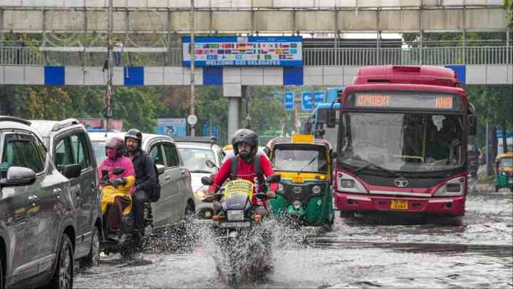 Weather Update: दिल्ली-NCR में सुबह-सुबह हुई झमाझम बारिश, वीकेंड पर बदला मौसम