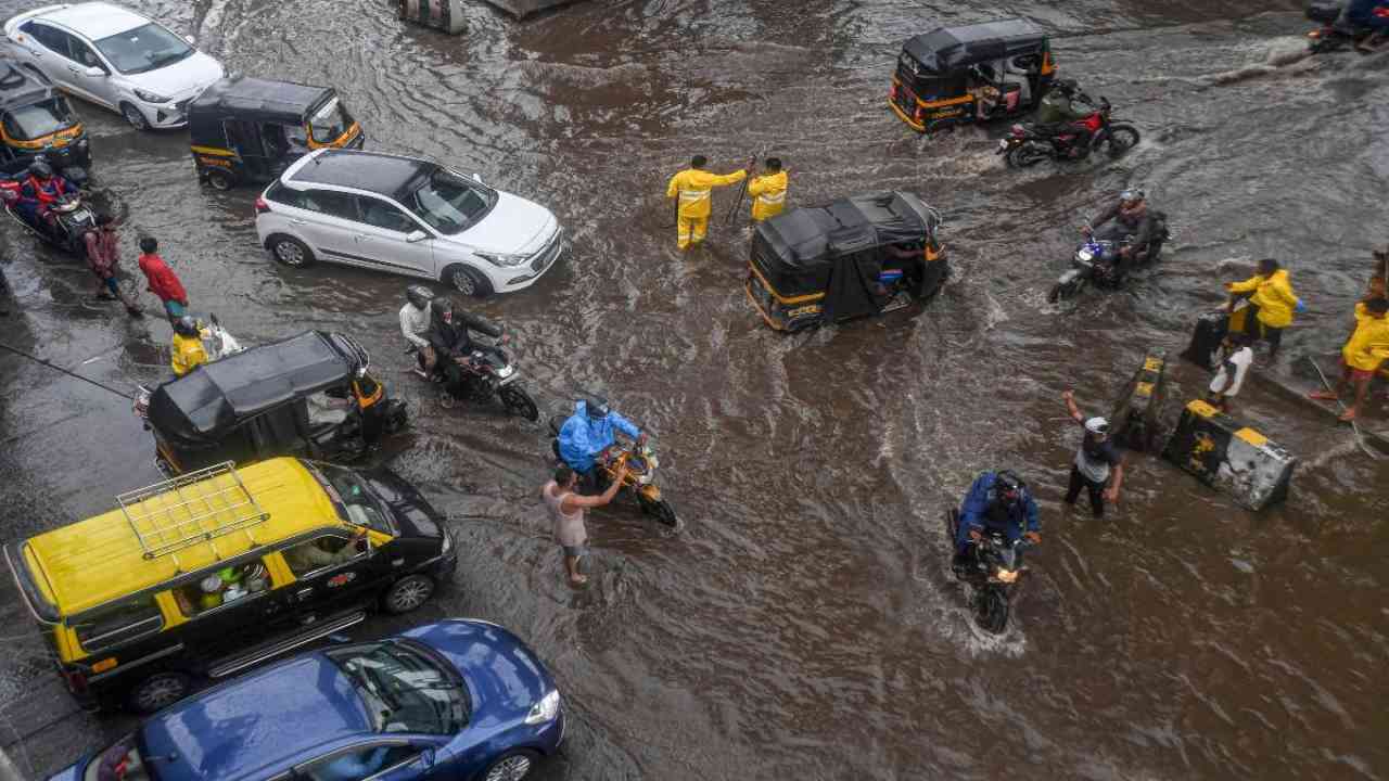 Monsoon: भारी बारिश के कारण पुणे और मुंबई में स्कूल रहेंगे बंद, IMD ने रेड अलर्ट किया जारी