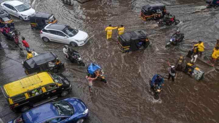 Monsoon: भारी बारिश के कारण पुणे और मुंबई में स्कूल रहेंगे बंद, IMD ने रेड अलर्ट किया जारी