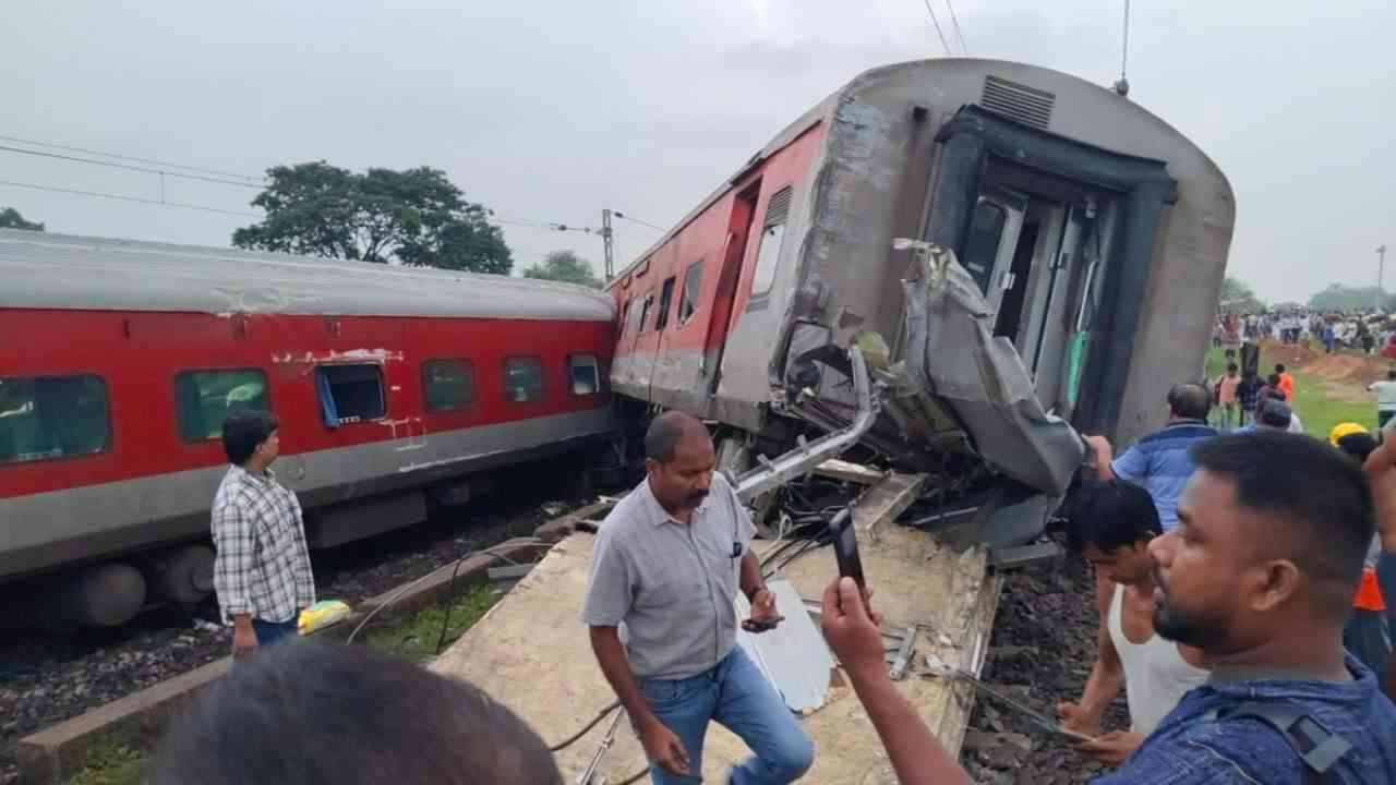 Howrah-CSMT Express accident : मुंबई जाने वाली ट्रेन पटरी से उतरी, 2 की मौत, 150 घायल